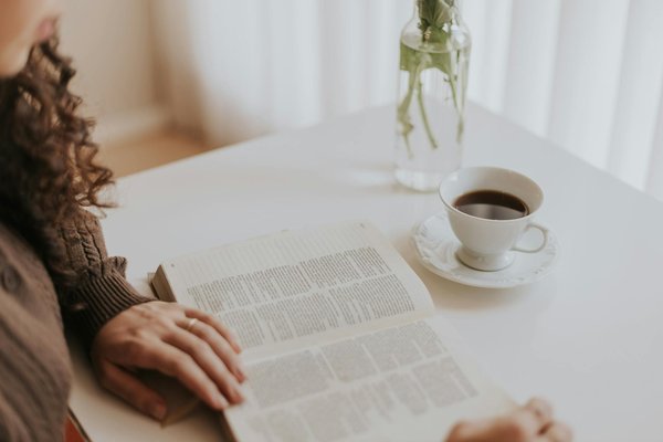 Explorez les bienfaits relaxants des bains de pieds au sel d"epsom pour une récupération musculaire réussie et une détente ultime !