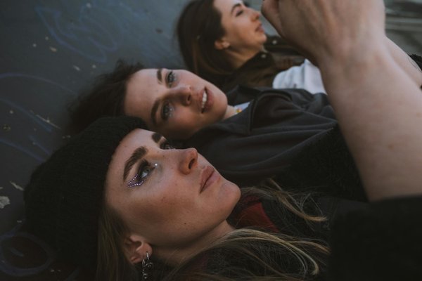 Secrets pour un look chic et décontracté avec une jupe plissée : Évitez le style formel !